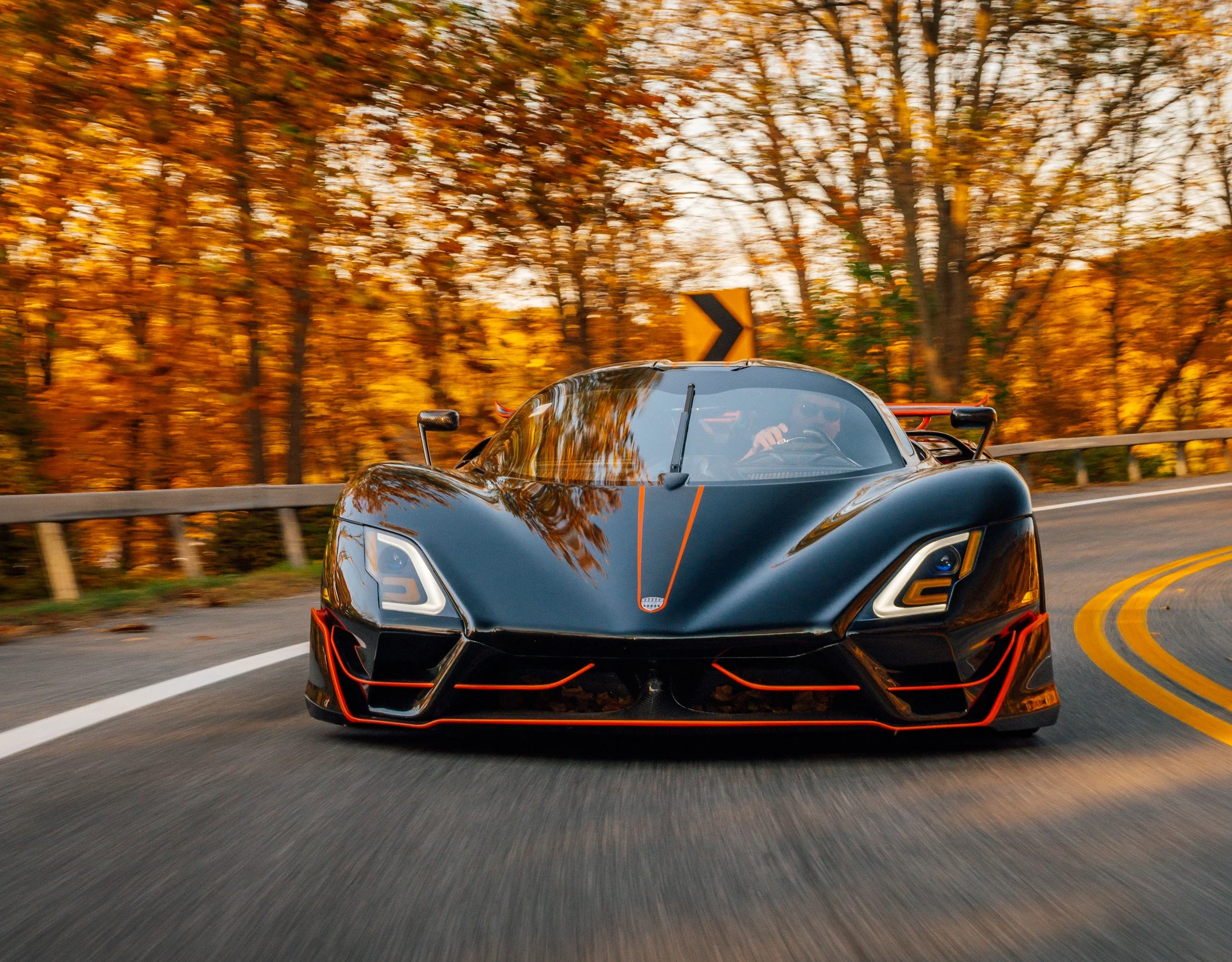 SSC Tuatara Striker während der Fahrt auf einer herbstlichen Landstraße