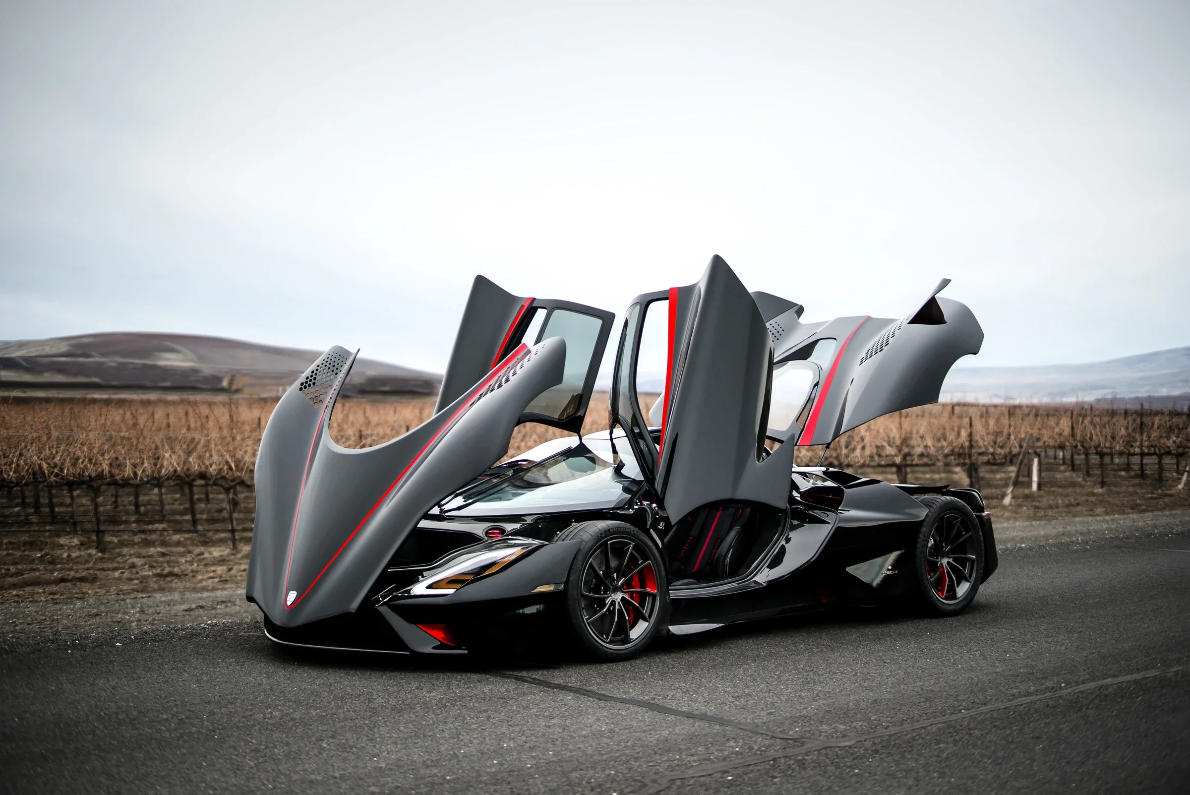 SSC Tuatara mit geöffneten Türen und sichtbarer Carbonkarosserie