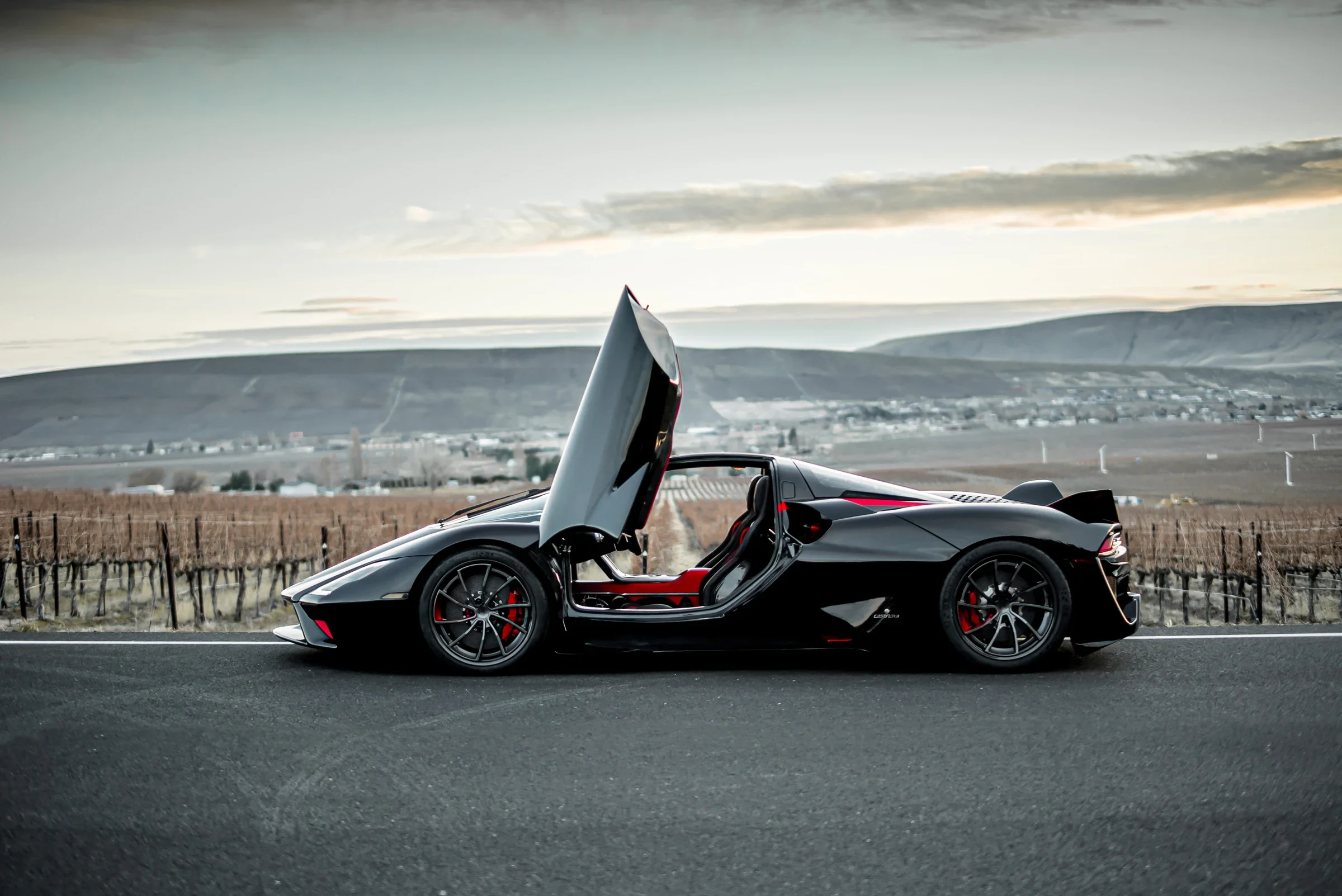 SSC Tuatara in der Seitenansicht mit geöffneter Flügeltür