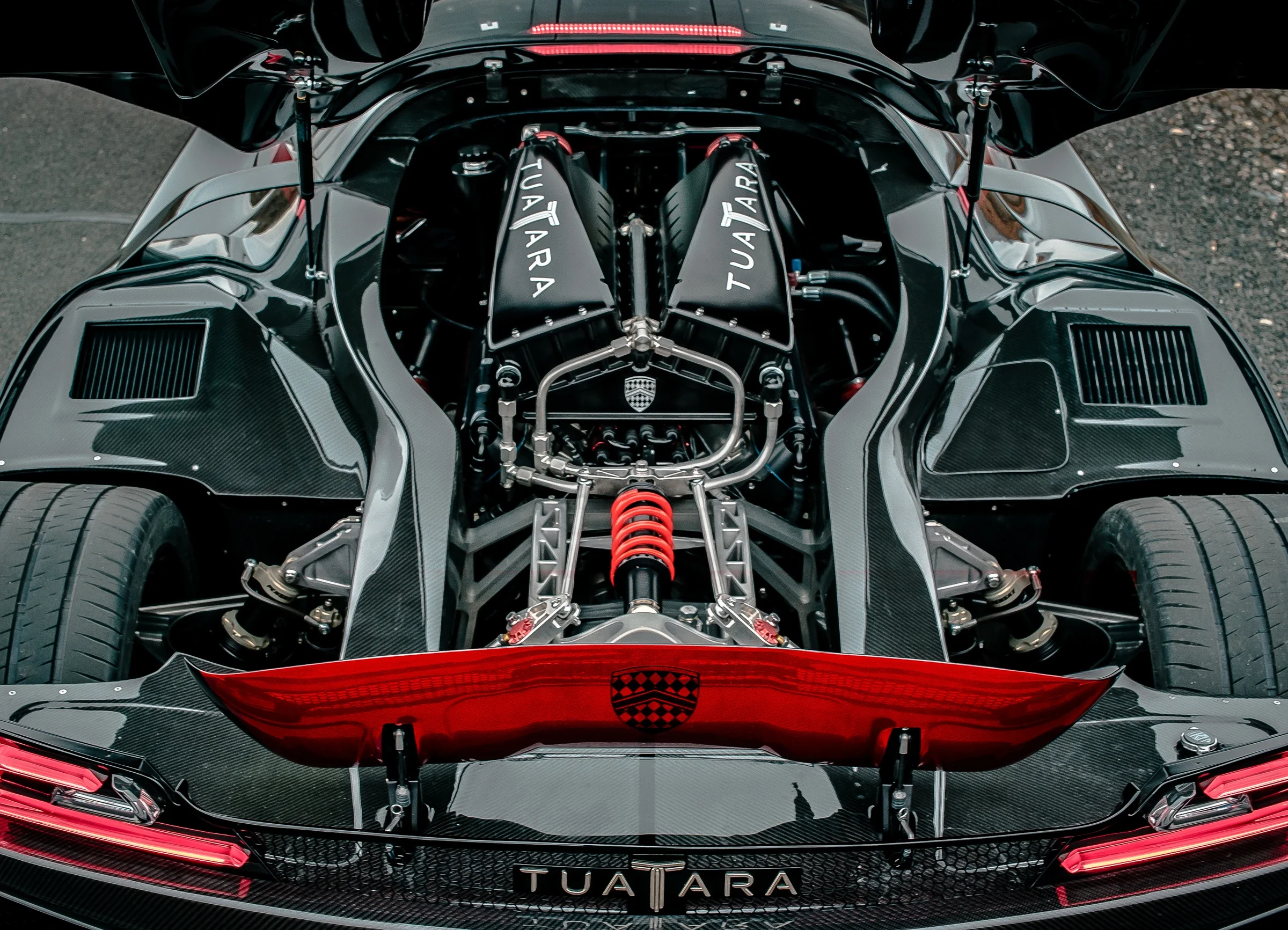 5,9-Liter-V8-Biturbo-Motor im geöffneten Motorraum des SSC Tuatara